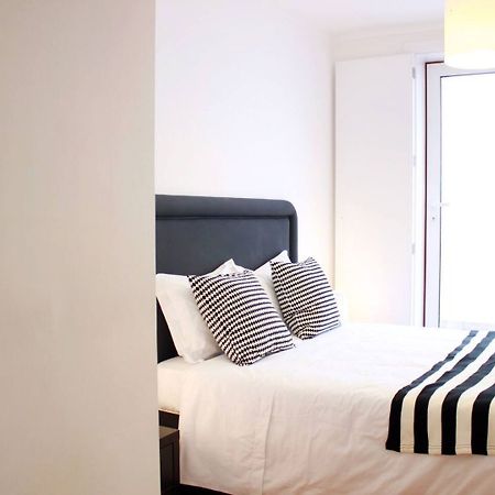 Joivy Modern 1-Bed Apt With Terrace, Moments From Sao Bento Palace Lissabon Exterior foto