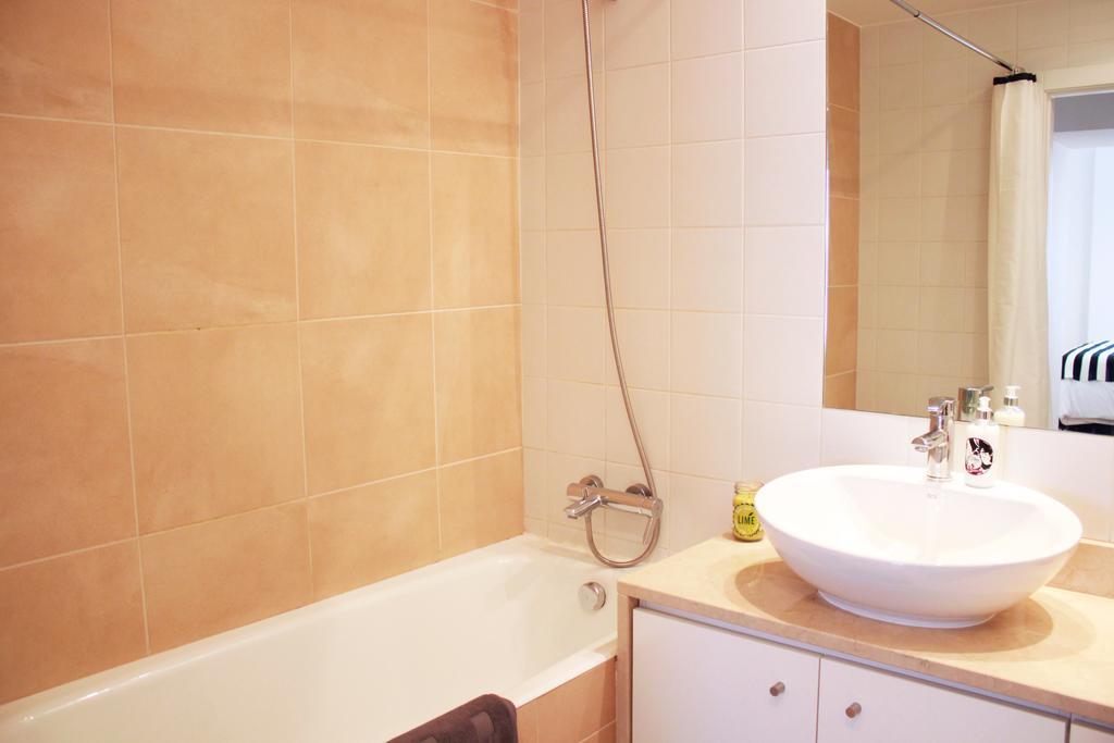 Joivy Modern 1-Bed Apt With Terrace, Moments From Sao Bento Palace Lissabon Exterior foto